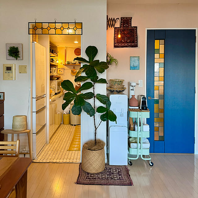 Kitchen,ウォーターサーバー,IKEAキッチンワゴン,ウォールランプ,塩袋,ステンドグラス,トライバルラグ,カシワバゴムの木,シンボルツリー mochi2usagiの部屋