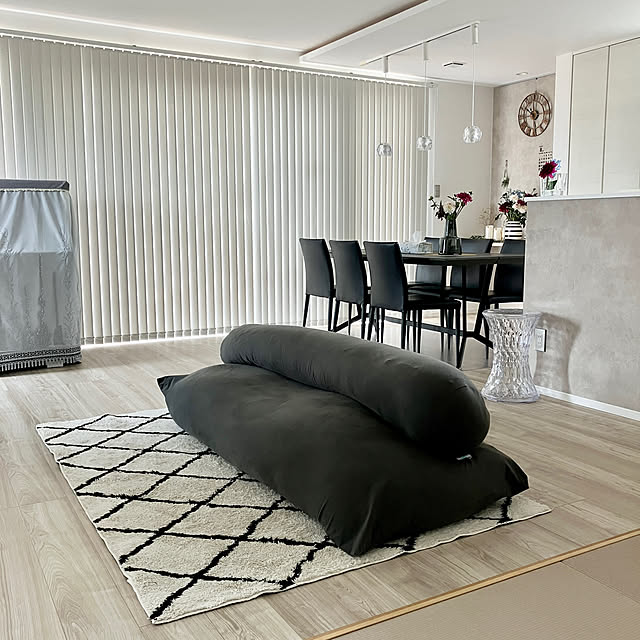 Lounge,タチカワブラインド,バーチカルブラインド,シンプルが好き,ダイニング,ダイニングテーブル,シンプル,ペンダントライト,モノトーン,ホワイトインテリア,グレイッシュ,花のある暮らし,シンプルインテリア,モルタル調クロス,LIXIL Dフロア,セラミックテーブル,我が家のLDK,変わり映えしないpicですが,ヨギボーマックス,モニター応募投稿 mi_yan.の部屋