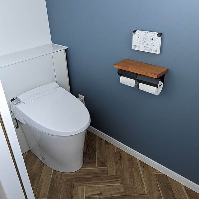 IKEA,ナチュラル,無印良品,ニトリ,ナチュラルフレンチ,洗面台,北欧,リクシルのトイレ,アクセントクロス,カフェ風,おしゃれ,リフォレ,ヘリボーンのクッションフロア,ヘリボーン,トイレ,ペーパーホルダー,リクシル,トイレ　収納,リフォレ　ホワイト,ブルーの壁紙,北欧インテリア,Jフィット,タンクレス風,タンクレストイレ,窓ありトイレ,Bathroom pannaの部屋