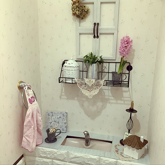 壁紙,窓枠風リメイク,癒しの空間,くつろぎ空間,癒し,花瓶,フラワーベース,セリアさんの雑貨,球根,コデマリ,グリーン,キャンドル,キャンドルスタンド,ダイソーさんのリメイクシート,タオル,タオルハンガー,季節を楽しむ暮らし,ブリキの雑貨,フラワーアレンジメント,レース,ダイソーさんのレースドイリー,ダイソー,タンクレス風トイレDIY,リメイク,100均リメイク,100均,salut！雑貨,ニトリさんのウォールシェルフ,ニトリ,手作り,小さなスワッグ手作り,ドライフラワー,花かんざしドライ,セリアさんの取って,セリアさんのフォトフレーム,セリア,わんちゃんと暮らす家,ガーデニング大好き❤,アンティークのある暮らし,トイレのインテリア,いいね！ありがとうございます♪,Bathroom taeの部屋