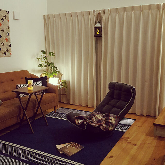 Lounge,新入り,フォローすごく嬉しいです♡,いいね！ありがとうございます♪,思考錯誤中,植物が好き,ニトリのラグ,ニトリの座椅子,LEDキャンドルライト,サイドテーブル,光を楽しむ,くつろぎ空間,カーテンはシンプル,暗い空間も好き naeの部屋