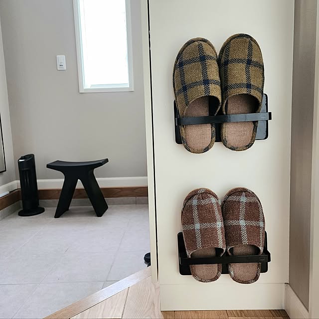 Entrance,RoomClipショッピング,スリッパラック,スリッパホルダー,一時置き場,物の居場所を決めてあげる,靴箱側面,壁面収納,差し色は黒,アイアン雑貨,アイアンバー,アイアン手摺,玄関収納,スリッパ置き,玄関ベンチ,空気清浄機　玄関,床にものを置かない 75の部屋