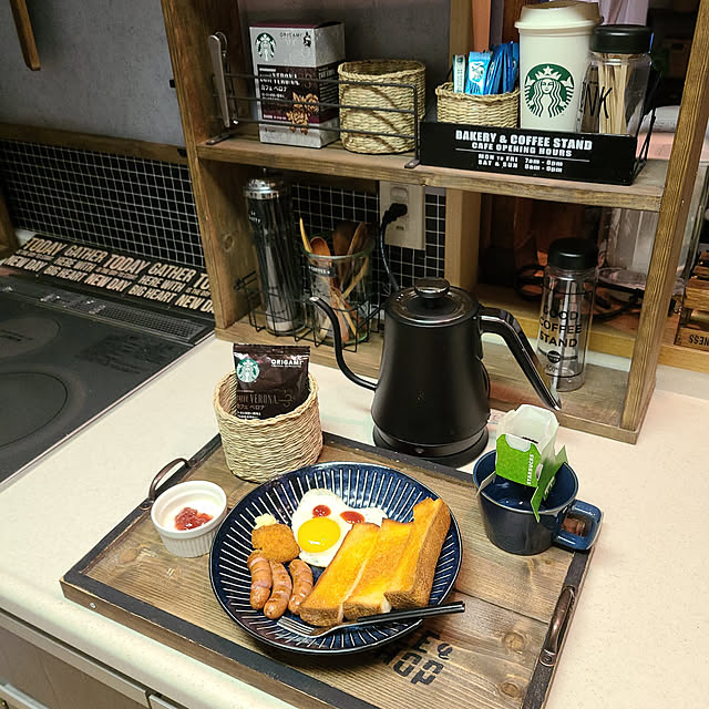 Kitchen,癒しセット,おうちカフェ,スターバックス,コーヒータイム,コーヒーのある暮らし,カフェベロナ,コメントお気遣いなく♡,カフェトレイDIY,インスタ→lovepeacedog,カッコいいもかわいいも好き,ニトリのお皿,ニトリ,ニトリのマグカップ lovepeaceの部屋