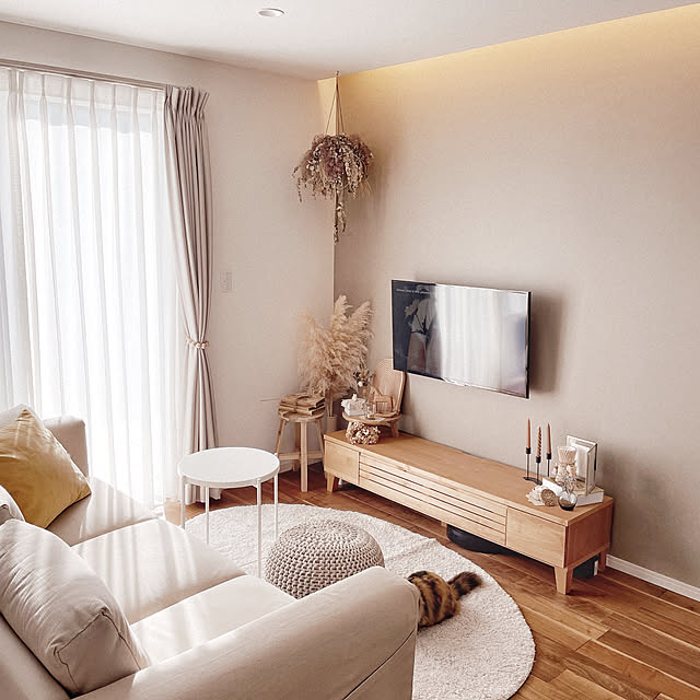 Lounge,ドライフラワーのある暮らし,シンプル,北欧インテリア,マイホーム,木製家具,ナチュラルカラー,おうち時間を楽しむ,秋冬インテリア,季節を楽しむ,おうち時間,リビングインテリア,ベージュインテリア,インテリアカラー,くすみカラー,淡色インテリア,ベージュが好き♡,instagram→kyoro_home,淡色女子,花のある暮らし,好きな風景 kyoro_homeの部屋