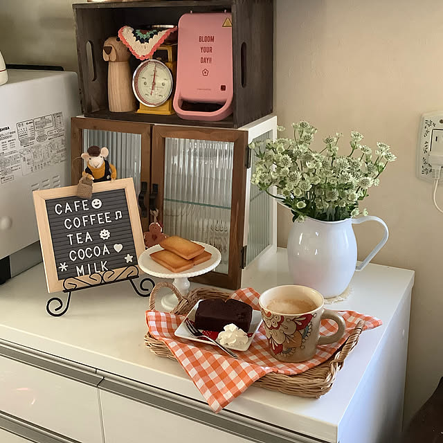 カフェ,お家カフェ,くつろぎ空間,癒しの空間,癒し,電子レンジ,ダイソーさんの木箱,ダイソーさんのリーススタンド,ダイソー,コンセントカバー,マグカップ,お皿,ニトリさんのキッチンボード,ニトリ,StudioCLIPウッドアニマルミル,Salut！フェルトボード,ダルトンケーキスタンド,ダルトン,トレー,100均のランチョンマット,フラワーベース,花瓶,ピッチャー,アストランティア,studioclip,StudioCLIPねずみのオーナメント,salut！ガラス両開きキャビネット,salut!,レコルトホットサンドメーカー,レコルト,わんちゃんと暮らす家,ガーデニング大好き❤,100均,いいね&フォローありがとうございます☆,いいね！ありがとうございます♪,アンティークのある暮らし,Kitchen,飾り棚 taeの部屋