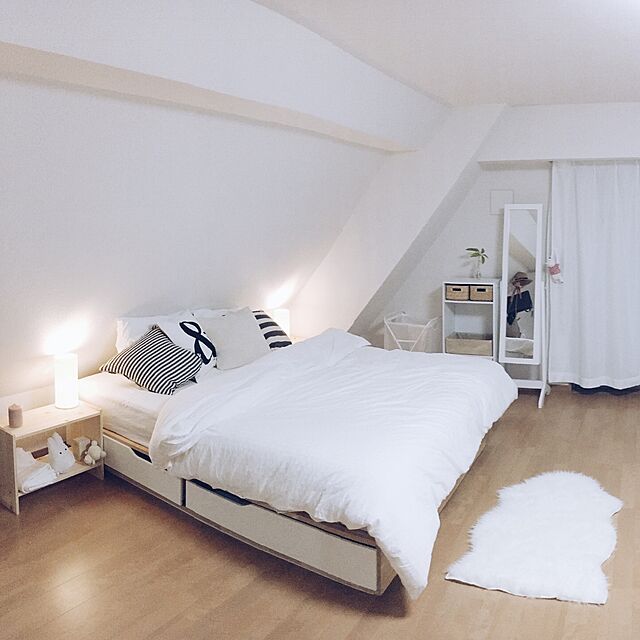 Bedroom,ベッドルーム,MONOTONE,1K,斜め天井,ニトリのクッションカバー,IKEA,モノトーン,照明,ニトリ Bestoの部屋