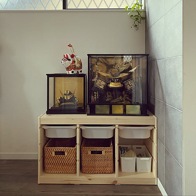 IKEA 木製棚 脚付き バスケット付き(収納ボックス・バスケット IKEA 木製棚 脚付き バスケット付き(収納ボックス・バスケット