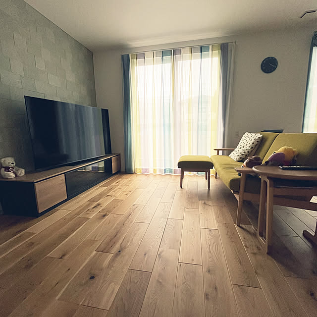 Lounge,グラビオエッジ,そら豆,黄緑,ストライプ柄,しましま,テレビ,ソファー,サイドテーブル,すっきり暮らす,オーク,ライブナチュラルプレミアム ラスティック,ライブナチュラルプレミアム,MiSEL,ペールグリーン,カルセ,大建,浜本工芸,カリモク,ドレープカーテン gudemanaの部屋