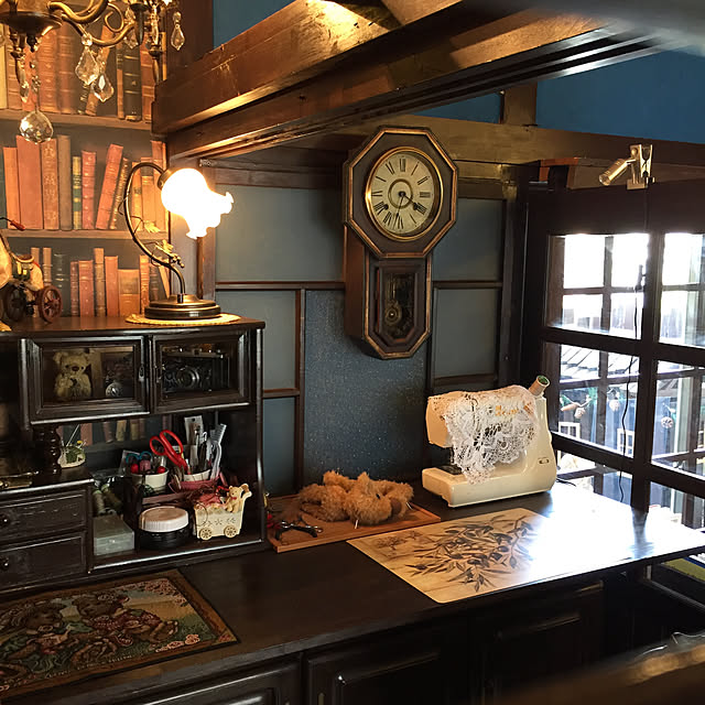 My Desk,レトロ家具,ミシン,古時計,大正ロマン,色ガラス,作業部屋,DIY,押入れDIY,レトロ,雑貨,ペンキ塗り,建具,窓,壁紙,照明,レトロルーム,ライトアップ,窓の光,お気に入りの場所,癒し空間,お気に入り,好きなものに囲まれた暮らし,DIYのある暮らし RIERINの部屋