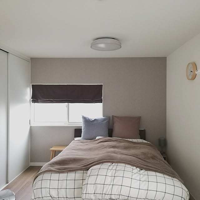 Bedroom,おうち時間,建売住宅,無印良品の毛布,毛布,アクセントクロス,3枚連動引戸,パナソニック建具,ビッグクッション,ニトリのクッションカバー,グラフチェックのカバー,シェードカーテン,ベッド,シングルシェード,レムノス時計,ホタルクス,シーリングライト pinokoの部屋