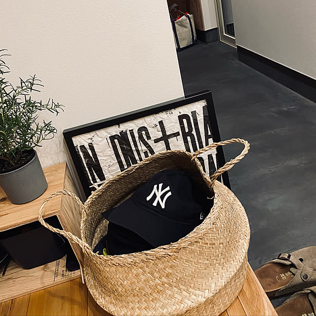 キャップ収納,NEWERA,scope_japan,IKEA,ローズマリー,モルタル玄関,モルタル,土間玄関,吹き抜けのある家,こどもと暮らす,ガルバリウムの家,観葉植物,男の子のいる暮らし,Entrance,帽子の収納 SLAの部屋