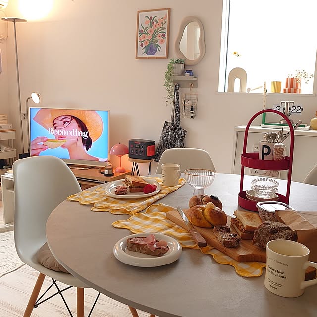 My Desk,ダイニング,ダイニングテーブル,北欧インテリア,海外風インテリア,カフェ風インテリア,北欧ナチュラル,H&M HOME,ラウンドテーブル,皆さんとの出逢いに感謝♡,カラフルインテリア,リラックス空間,韓国インテリア,いつも見てくれてありがとうございます♡,ときめきアイテム,北欧,ポータブル電源,Jackery mri96の部屋