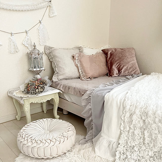 Bedroom,ベッドルームインテリア,快眠,くすみカラー,フリルクッションカバー,冬支度,デコホーム,ドライフラワーのある暮らし,mansakuちゃんのスワッグ,ニッセン,Chigusaさんのドイリー,ダマスク柄,ブランケット,癒し choco-curiの部屋