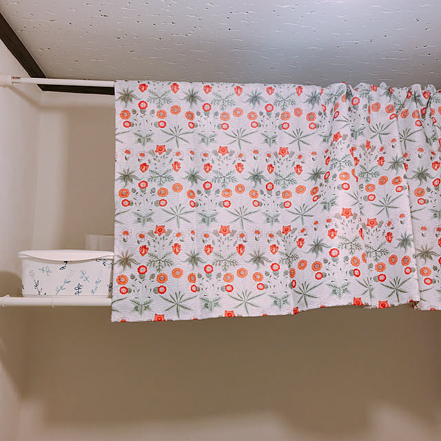 2回目投稿です(｡>∀<｡),100均のワイヤーネット,100均の突っ張り棒,いいね押し逃げごめんなさい(｡>ㅅ<｡),いつも見てくれてホントありがとう♪,訪問やコメントが行き届かずごめんなさい,コメントお気遣いなく(⁎ᴗ͈ˬᴗ͈⁎),ウィリアム・モリス,皆さん優しい❤︎,プチプラインテリア,賃貸でも楽しく♪,丁寧な暮らし,心地よい暮らし,ウィリアムモリスのカーテン,Bathroom,つっぱり棒＋ワイヤーネットで…,トイレはシンプル派です,殺風景なトイレです natsuの部屋