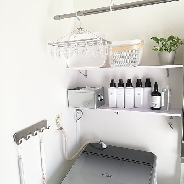 Bathroom,洗濯機まわりの収納,棚 DIY,DIY,ランドリールーム,モノトーン,洗濯ネット,無印良品,トタンボックス,100均,洗剤ボトル,ランドリーネット,シンプル,だしっぱなし,洗濯ピンチハンガー,ホスクリーン,ポトス,観葉植物,IKEA milの部屋