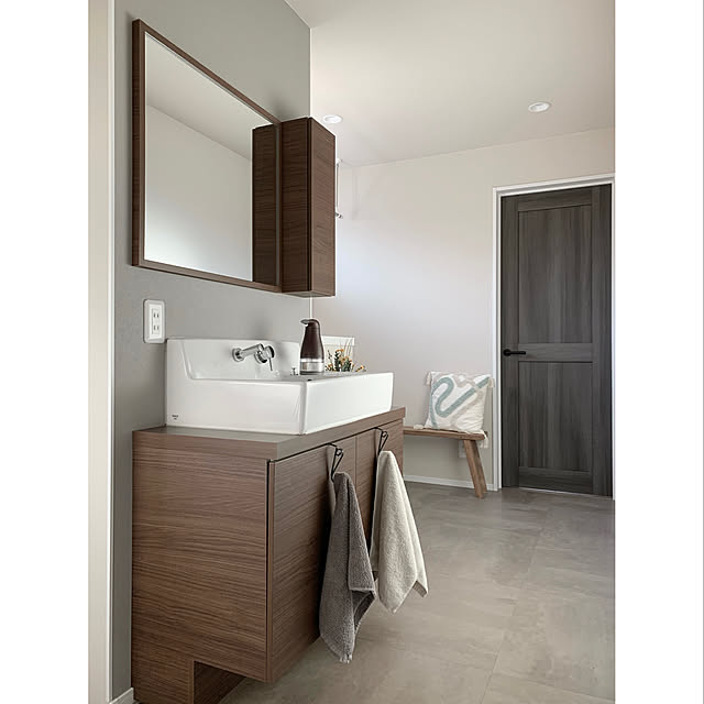 LIXIL,Bathroom,ラシッサDパレット,LIXILドア,洗面台,フロアタイル,リクシル,オートソープディスペンサー,LIXIL洗面台,コンパクト洗面台,LIXILエスタ,ベンチ,チーク古材,チーク,アジア工房,ソープディスペンサー,ヒオリエ,RoomClipショッピング,壁掛けミラー Dublingoの部屋