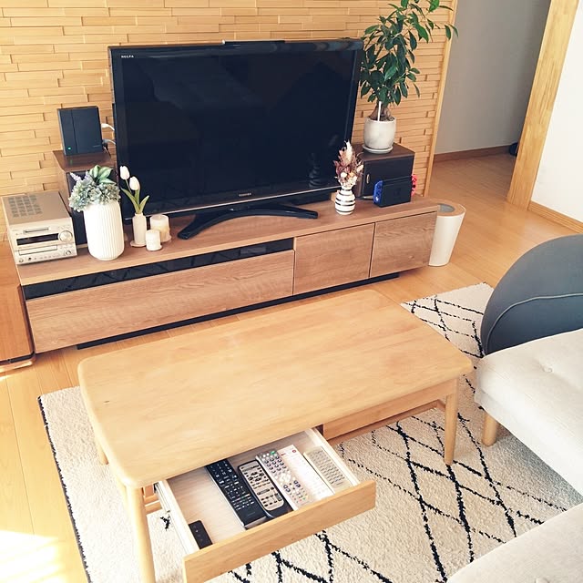 Lounge,リモコン収納,イベント参加♡,フラワーベース,IKEA,ケーラー　オマジオ,セリア,ガジュマル,ISSEIKI ローテーブル,LOWYA テレビボード,unico ラグ,ヨギボー,RIN ゴミ箱,チューリップ NAOの部屋
