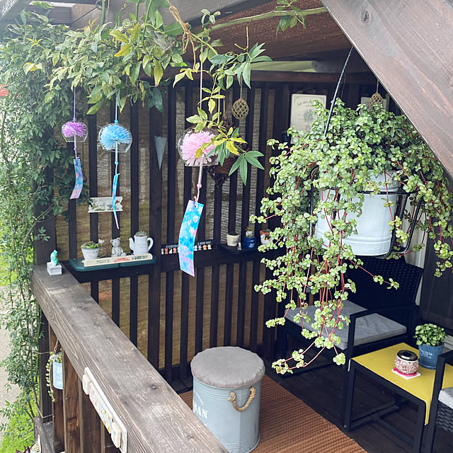 風鈴,夏,庭,テラスdiy,ブリキ雑貨,カフェ風,ガーデニングが好き,木が好き,多肉植物,DIY,デッキDIY,セリア,ディスプレイ,ガーデン雑貨,ダイソー,セダム,エアープランツ,モッコウバラ,エアコン室外機カバーDIY,ソーラーライト,浮き玉 hiro.637の部屋
