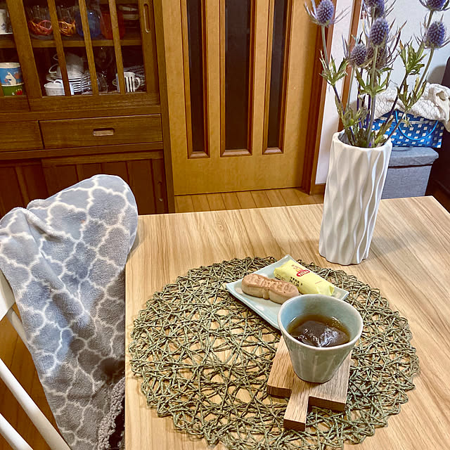 My Desk,おやつ,2枚投稿,ブランケット,焼き物,相馬焼き,ダイソーペーパーマット,烏龍茶,ままどおる,マグカップ,おやつタイム,ダイソーフラワーベース,フラワーベース,癒し,RCの出会いに感謝♡,見てくれてありがとう♡,グリーン,おうちカフェ,くつろぎ空間,花瓶 CoCo0617の部屋