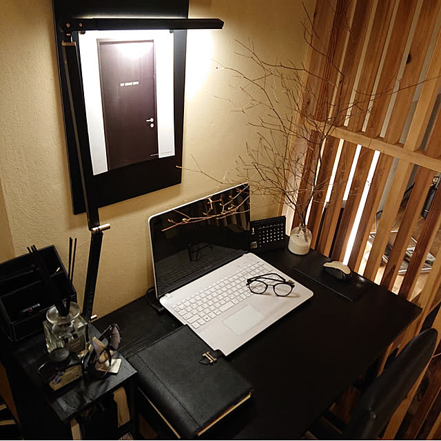 My Desk,香りのある暮らし,和モダン,ライト照明,デスク,ブラック hi..ihの部屋