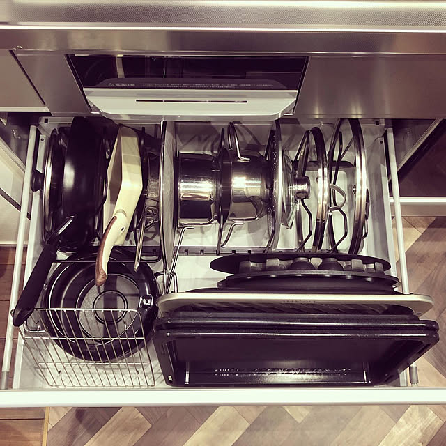 Kitchen,鍋収納,フライパンスタンド,フライパン収納,キッチン引き出し収納,コンロ下収納,マイホーム,海外インテリア,ありがとうございます♡,黒が好き,towerシリーズ,山崎実業,まさかの当選,RoomClipショッピング,おうち見直し企画,伸縮鍋蓋&フライパンスタンド,オーブン皿 グリル皿の収納,角皿収納,無印良品,ホットプレート付属収納 -KU-YA-の部屋