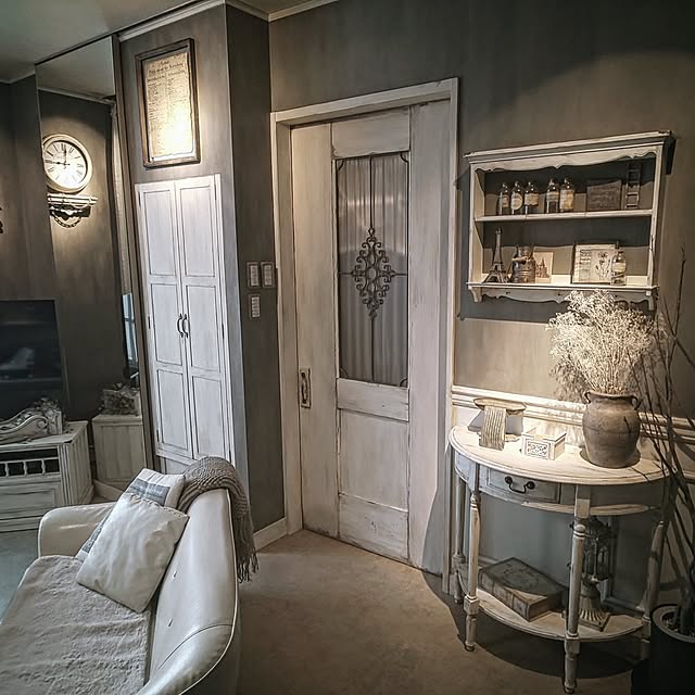シャビーシック,リビング,DIY,造花,白×グレー,石壁風,自作マントルピース,エイジング塗装,スポットライト,自作ウォールシェルフ,コンソールテーブル,ドアリメイク chorontの部屋