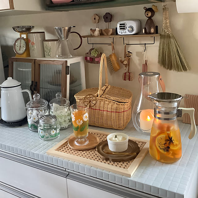 Kitchen,タイルのリメイクシート,セリアアイアンバー付き木製ラック,セリア,カイ・ボイスン モンキー,salut！ガラス両開きキャビネット,ホルムガードランタン,キャニスター,アデリアレトロボンボン入れ,かご,木製のコースター,アデリアレトロ足付きグラス,アデリアレトロ,ドライフラワー,紫陽花,紫陽花ドライ,ダイソーさんのブルートゥーススピーカー,ピッチャー,おうちカフェ,暑さ対策,3coinsコーヒーサーバー,グリーン,飾り棚,癒し,夏,癒しの空間,いいね！ありがとうございます♪,手作り,ミニチュア,陶器 taeの部屋