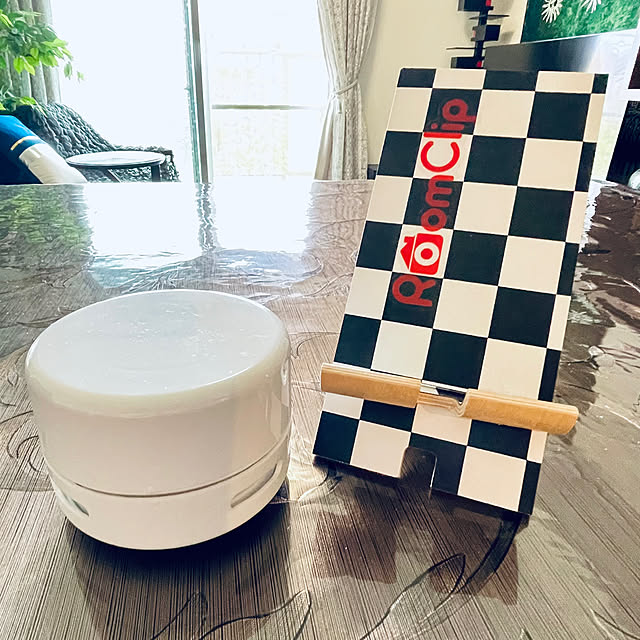 Lounge,アカンサス模様のテーブルクロス,IKEAのスマホスタンド,ダイソー,デスククリーナー,おうちをキレイに保つ習慣 aureaの部屋