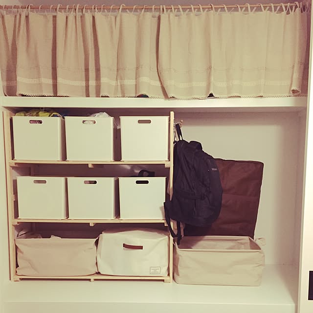 押入れ収納のおしゃれアイデア ニトリ 100均の収納ケース ラックなどを活用した収納のコツ Roomclip Mag 暮らしとインテリアのwebマガジン