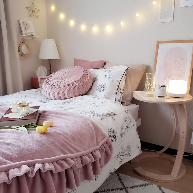 Bedroom,春の模様替え,新生活,春インテリア,デコホーム,おうち時間,ニトリデコホーム,賃貸でも可愛く♪,賃貸でも楽しく♪,賃貸,春色,造花,ホワイトナチュラル,サイドテーブル,ニトリ,チューリップ,ダリアクッション,くすみピンク,フォロー&いいね ありがとうございます♡,春,コメントスルーで大丈夫です♡,韓国インテリア,アロマ,IKEA 雑貨,3COINS,シングルベッド pinonの部屋