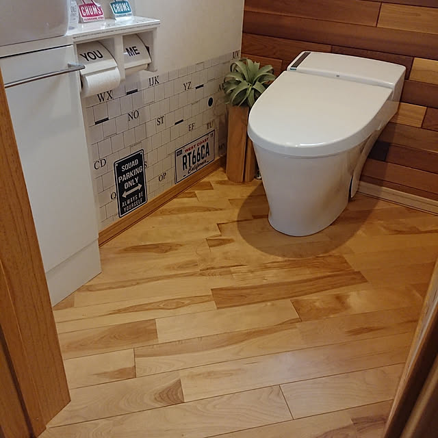 Bathroom,床材,床無垢,トイレ,タンクレストイレ,桜,飛び散り防止にﾘﾒｲｸｼｰﾄ,フェイクグリーン,リメイクシート,マステ,こどものいる暮らし,SATIS,ダイソーリメイクシート skhrの部屋