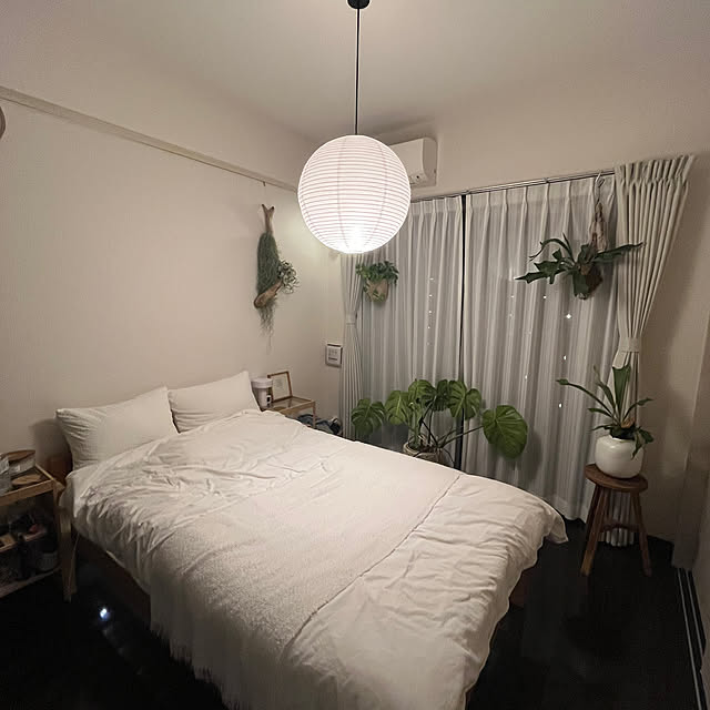 Bedroom,観葉植物,無印良品,ナチュラル,IKEA,間接照明,一人暮らし,シンプル,ホワイトインテリア,モンステラ,コウモリラン,ビカクシダ,シンプルインテリア,グリーンのある暮らし,ホワイト×ブラウン,観葉植物のある生活,ブラウン×ホワイト,観葉植物のある暮らし,緑のある生活,間接照明のある部屋,間接照明のある暮らし,観葉植物と暮らす,ブラウンの床 masa_0204の部屋
