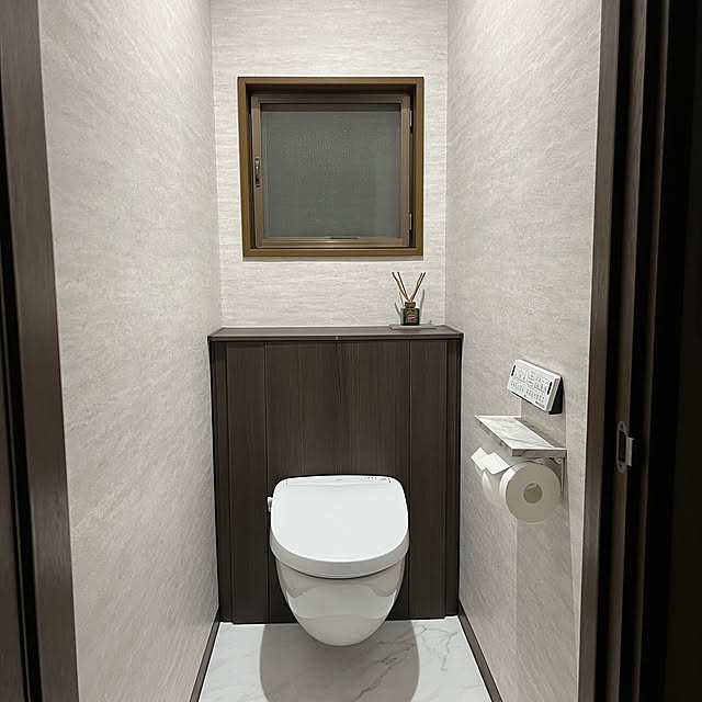 Bathroom,大理石調,リクシルのトイレ,人感センサー付ダウンライト,浮いてるトイレ,東レ フロアタイル,ショコラオーク,自動洗浄,自動開閉トイレ,トイレと会話してしまう,トイレが愛おしい,トイレリフォーム,トイレの収納,トイレのインテリア,トイレットペーパーホルダー,トイレの照明,トイレの窓,トイレの壁紙,フロートトイレ,LIXILトイレ,コルクスティック coopers01の部屋