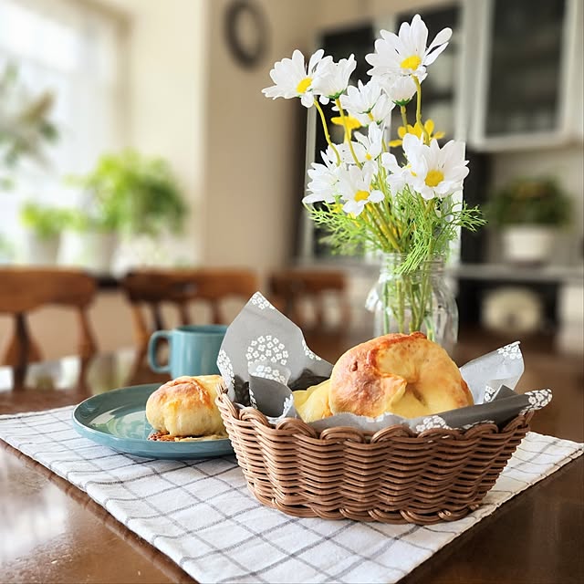 Kitchen,癒し,フラワーベース,手作りパン,Daiso,フェイクフラワー,くつろぎ空間,ニトリの食器,窓辺のグリーン,観葉植物のある暮らし,水洗いOK,抗菌PPバスケット,レンジで加熱できる,かご・バスケット,ダイニングテーブル＆チェア,焼きたてパン,キッチン雑貨,ダイソー,マンション love1017の部屋