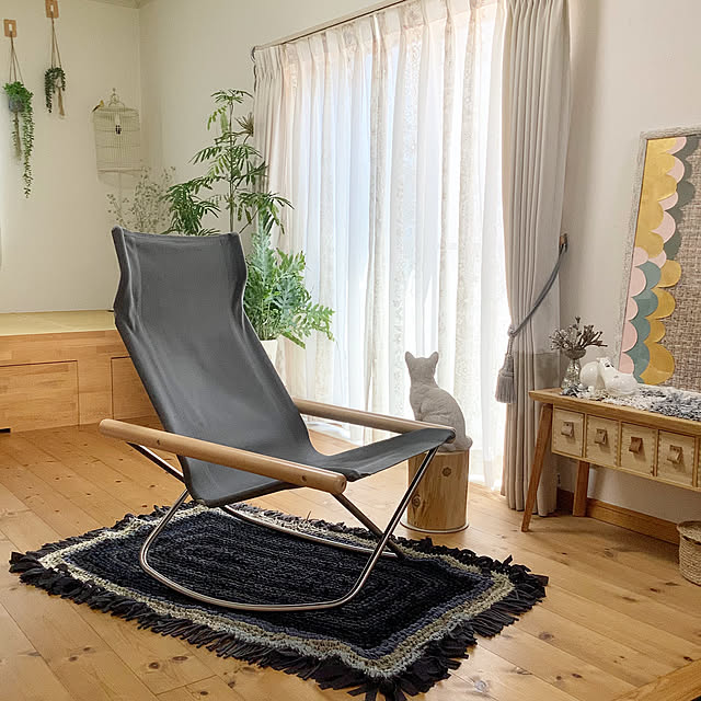 Lounge,パーソナルチェア,ロッキングチェア,無垢の床,古着リメイク,リラックススペース,手作りラグ,ハンドメイド,観葉植物のある暮らし,ニーチェアロッキング,この春、買ってよかったもの,小上がり畳スペース,カルデサック,青森ヒバ,丸太スツール,ニーチェア naive.coccoの部屋