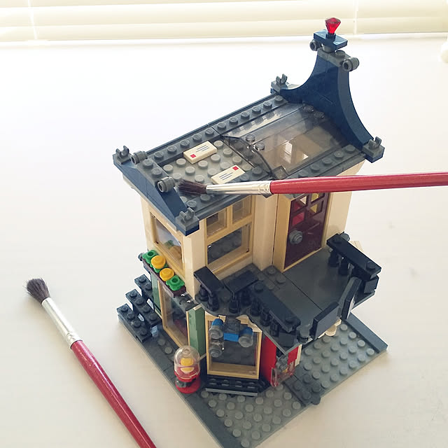 My Desk,年末年始の準備始めました,こどもの作品もインテリア,ほこり掃除,LEGO,大掃除,こどもの作品,レゴブロック,Daiso,絵の具の筆,地道な作業,捨てなくてよかった Haの部屋