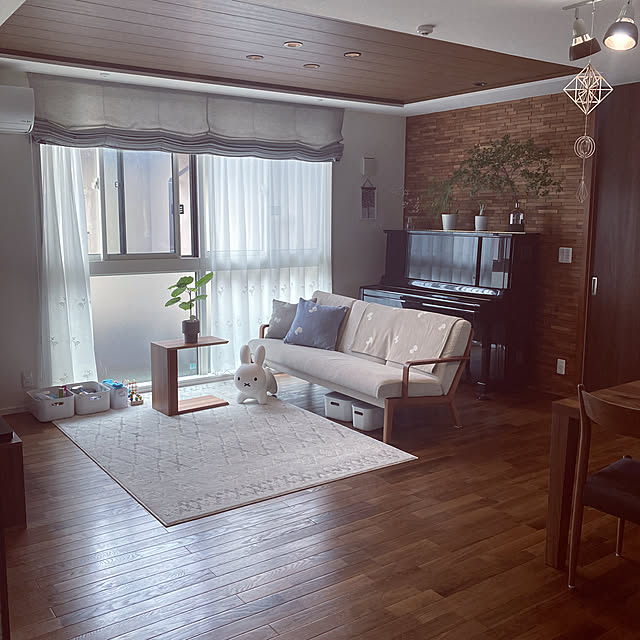 ピアノ,ピアノがある部屋,ブルーナボンボン,シンプル,二世帯住宅,正方形リビング,植物のある暮らし,二世帯住宅の二階,住友林業,ウォールナット,ウンベラータ,買ってよかった,無垢材,ヒンメリ,無印良品,ドウダンツツジ,ミッフィー,こどものいる暮らし,Overview AoMioの部屋