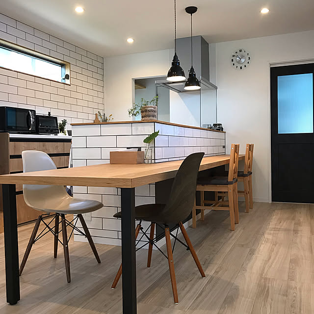 Overview,チャコールブラック,LIXIL,キッチン,チェスナット,Dフロア,アレスタ,ライトグレイン,カップボード,サブウェイタイル,サンワカンパニー,細長い家,アートワークスタジオ,カウンターダイニング,イームズチェア リプロダクト,VINTIA,ペンダントライト,カウンターキッチン miyukiの部屋