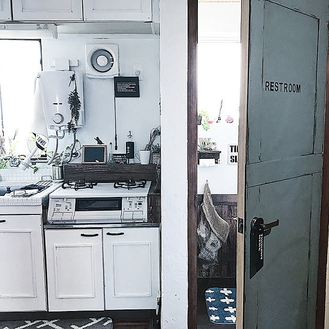 Bathroom,ドアリメイク,スモーキーブルー,ナチュラルミルクペイント,ダイソー,ig→yu_akashi,インスタやってます！,賃貸,古い団地,こどもと暮らす,男前インテリア,白いキッチン,モザイクタイル,団地リノベーション,緑のある暮らし,スッキリ暮らす,原状回復,ブルックリンスタイル,団地,暮らしを楽しむ,DIY akashiの部屋
