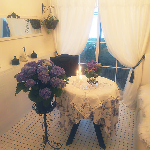 Lounge,紫陽花,心地よい暮らし,暮らしを楽しむ♪,良いね⑅◡̈*ありがとうございます♡,海外インテリアに憧れて,フレンチシック,シャビーシック♥︎︎∗︎*ﾟ,白を基調に,黒でアクセント,お花のある暮らし♡,レースのある暮らし,アンティークレース,ダルトンのフラワーベース,フランフランのマルチカバー,マルチカバーリリアシリーズ,アイアン雑貨,キャンドルのある暮らし,ラタンチェア♡ dolphinの部屋