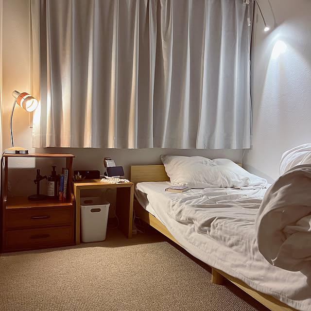 Bedroom,無印良品,コの字ラック,間接照明,ナチュラルインテリア,ナチュラルモダン,木製家具,中古マンション,すっきり暮らしたい,シンプルに暮らしたい,ナチュラルが好き,小さなお部屋,持たない暮らしに憧れる,古い家を楽しむ,ナチュラルモダンインテリア,木製家具のある暮らし,古道具,古いものが好き,古道具のある暮らし,くつろぎ時間 kyooRoomの部屋