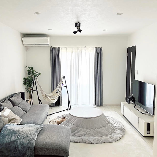 Lounge,円形こたつ,こたつ,インテリア,シンプル,ホワイトインテリア,シンプルモダン,シンプルが好き,シンプルインテリア,すっきり暮らす,きれいに保つ,ソファ,北欧モダン,グレーインテリア,ホワイトグレー,いぬのいる暮らし,シンプルモダン×北欧,ハンモック chimの部屋