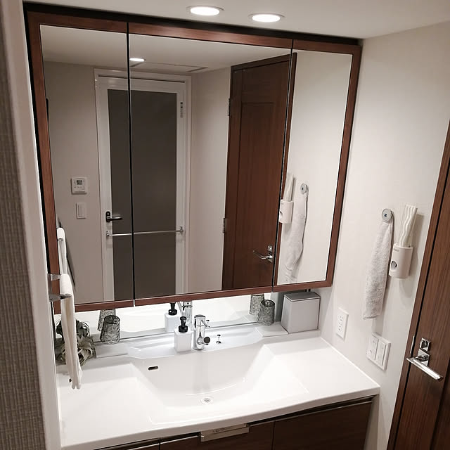 Bathroom,ホテルライク,観葉植物,エアープランツ,シンプリスト,セリア,ダイソー,つりさげ収納,壁掛け収納,シンプルな暮らし,マンション暮らし,洗面ボウル,洗面所,掃除しやすく,きれいをキープしたい,珪藻土,よごれ防止,珪藻土コースター,掃除のしやすい,グレージュインテリア,ホワイト,ハミガキコップ,はみがきコップ,タオルハンガー,みどりある生活,マイクロファイバークロス,ディスペンサー,グレー,ハミガキ粉,はみがき粉カバーリメイク,グレーインテリア,初心者ですが、よろしくお願いします。 ponの部屋