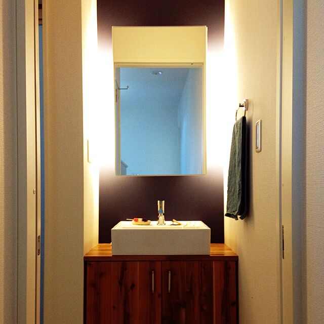 Bathroom,顔が洗いにくいのは大誤算,鏡が前に出過ぎていて,ホテル風,フローリング材,杉,ネイビー,新築リフォーム,間接照明,アクセントクロス PONの部屋