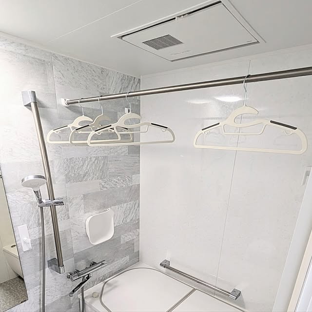 Bathroom,日用品,ハンガー,洗濯,洗濯ハンガー,衣類乾燥,バス/トイレ乾燥対応,TOTO,バスルーム,ホワイト×グレー,三乾王,バス/トイレ換気暖房乾燥機,プラスチック,滑り止めハンガー,スリムハンガー,再生プラスチック wgの部屋