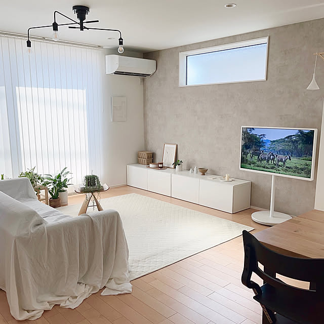 IKEA,テレビ,アクセントクロス,ソファカバー,ホワイトインテリア,北欧インテリア,パナソニック,バーチカルブラインド,Panasonic,ferm LIVING,北欧モダン,4Kテレビ,すっきり暮らしたい,こどもと暮らす,子供のいる暮らし,建売り一戸建て,観葉植物のある暮らし,ベストー,リビングインテリア,hmhome,淡色インテリア,ナロスト,ラグのある暮らし,韓国インテリア,モルタル風クロス,韓国インテリア雑貨,建売住宅でも快適生活,リエンダーハイチェア,littlerooms,動くテレビ,レイアウトフリーテレビ,くらしスタイルシリーズ,置き場所を自由に,Overview ____s.cnの部屋