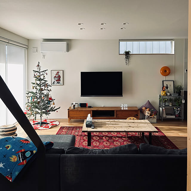 Lounge,植物のある暮らし,コストコ,ブランケット,IKEA,クリスマス,クリスマスツリー,生活感のある家,フライングタイガー,オーナメントツリー,子どもと暮らす,クリスマスインテリア,吹き抜けのある家,こどもと暮らす,アートのある暮らし,男の子のいる暮らし,ローテーブル,テレビボード,壁掛けテレビ,アイアンテーブル,ラグのある暮らし,サヤンサヤン,冬支度 SLAの部屋