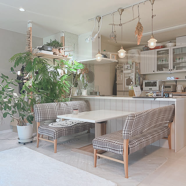 Kitchen,ダイニングセット,無印良品,IKEA,アクセントクロス,田舎暮らし,グリーンのある暮らし,暮らしを楽しむ,植物育成ライト,見て頂きありがとうございます⑅︎◡̈︎*,グリーンが好き♡,家族がくつろげる場所,ドライフラワー,白い部屋,ディスプレイ棚,ウッドワン スイージー,ウッドワンピノアース,ウッドワンのキッチン nononの部屋