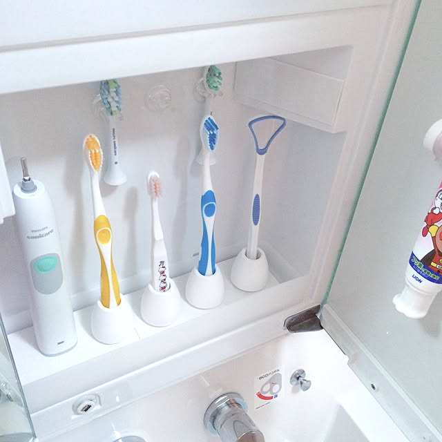 Bathroom,吊るす収納,歯磨き粉収納,歯ブラシスタンド,珪藻土,キャンドゥ,新商品買ったよ！,洗面台,三面鏡裏収納,電動歯ブラシ,ホワイト,セリア,歯ブラシ収納,鏡裏収納,建売住宅,洗面所,子供と暮らす。 merutoの部屋