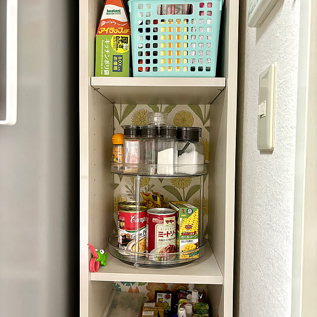 隙間収納,Kitchen,調味料ラック,ラップ収納,棚に壁紙貼りました,壁紙DIY,棚リメイク,冷蔵庫の横,子供と暮らす,子供と楽しく,雑貨,セリア,IKEA 雑貨,フライングタイガー,プチプラインテリア,保存袋,狭いLDK,賃貸でも諦めない！,賃貸でも楽しく♪,tower キッチンペーパーホルダー,賃貸インテリア,賃貸,かわいい,お弁当作り,100円ショップ ringoの部屋